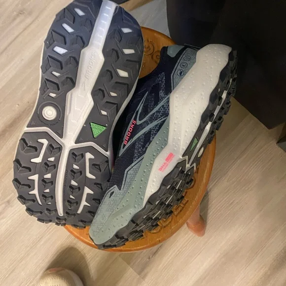 Brooks Caldrea 7 size 10 1/2 worn once - Picture 5 of 5